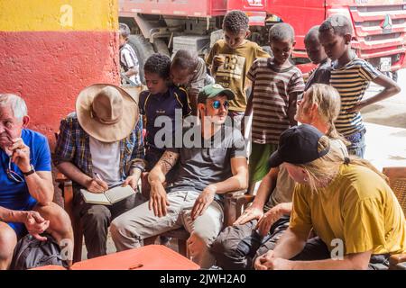 DANAKIL, ETHIOPIE - 25 MARS 2019: Touristes et enfants locaux dans un village de la région d'Afar, Ethiopie. Banque D'Images