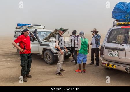 DANAKIL, ETHIOPIE - 25 MARS 2019 : véhicules touristiques dans un désert de dépression de Danakil, Ethiopie. Banque D'Images