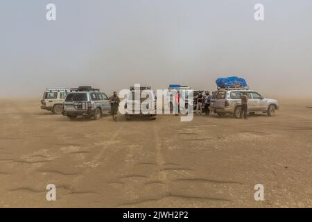 DANAKIL, ETHIOPIE - 25 MARS 2019 : véhicules touristiques dans un désert de dépression de Danakil, Ethiopie. Banque D'Images