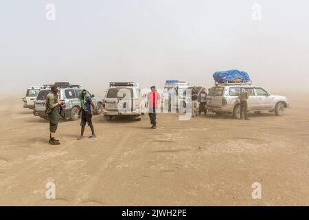 DANAKIL, ETHIOPIE - 25 MARS 2019 : véhicules touristiques dans un désert de dépression de Danakil, Ethiopie. Banque D'Images