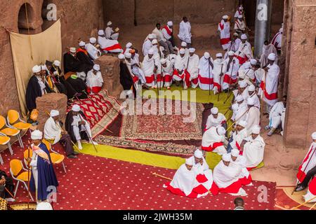 LALIBELA, ETHIOPIE - 29 MARS 2019 : prêtres chrétiens devant Bet Maryam, église coupée en pierre à Lalibela, Ethiopie Banque D'Images