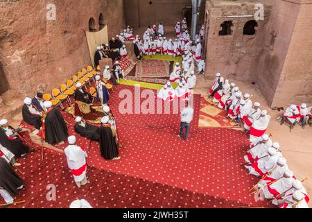 LALIBELA, ETHIOPIE - 29 MARS 2019 : prêtres chrétiens devant Bet Maryam, église coupée en pierre à Lalibela, Ethiopie Banque D'Images