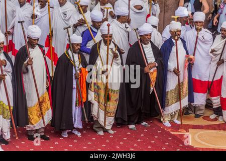 LALIBELA, ETHIOPIE - 29 MARS 2019 : prêtres chrétiens devant Bet Maryam, église coupée en pierre à Lalibela, Ethiopie Banque D'Images