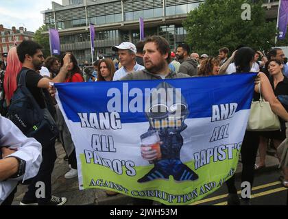 Londres, Royaume-Uni. 05th septembre 2022. Un manifestant détient un drapeau indiquant « Hang All Paedos and All violeurs » pendant la démonstration. Des manifestants de plusieurs groupes différents, tous mécontents du gouvernement, ont protesté devant le QE II Centre de Westminster en tant que nouveau chef du Parti conservateur et nouveau Premier ministre. Crédit : SOPA Images Limited/Alamy Live News Banque D'Images