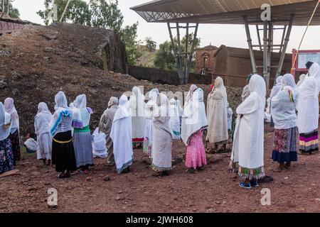 LALIBELA, ETHIOPIE - 31 MARS 2019 : groupe de dévotés pendant le service du dimanche à Bet Medhane Alem, église rock-huwn à Lalibela, Ethiopie Banque D'Images