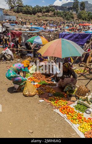 LALIBELA, ETHIOPIE - 30 MARS 2019 : vendeurs de légumes au marché du samedi à Lalibela, Ethiopie Banque D'Images