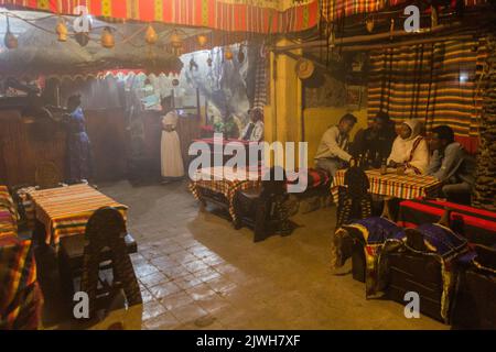 LALIBELA, ETHIOPIE - 30 MARS 2019 : intérieur d'un pari Tej (maison pour boire du vin de miel appelé tej) à Lalibela, Ethiopie Banque D'Images