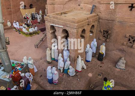 LALIBELA, ETHIOPIE - 31 MARS 2019: Groupe de fidèles pendant le service du dimanche à Bet Maryam, église rock-hewn à Lalibela, Ethiopie Banque D'Images