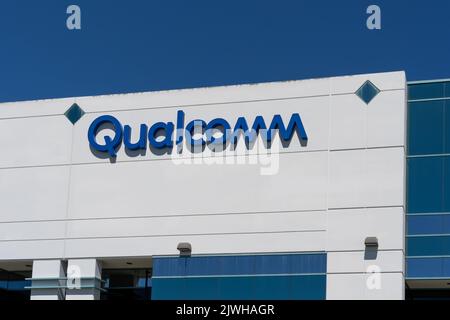 Gros plan de l'enseigne QUALCOMM sur le bâtiment de son siège social à San Diego, Californie, États-Unis. Banque D'Images