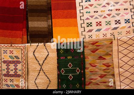 Tapis en laine colorés faits à la main à vendre dans la région des gorges de Todra au Maroc Banque D'Images