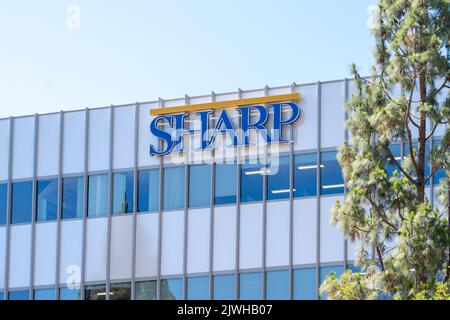 Gros plan du panneau Sharp sur le bâtiment de son siège social à San Diego, CA, États-Unis. Banque D'Images