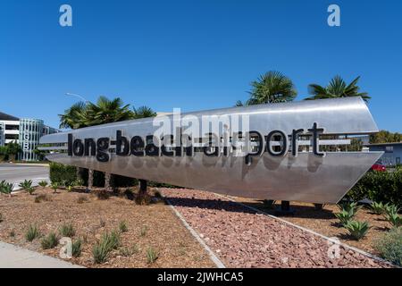 Long Beach, Californie, CA, États-Unis - 10 juillet 2022 : le panneau de l'aéroport de long Beach est montré. Banque D'Images