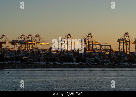 San Pedro, LA, California, CA, USA - 10 juillet 2022 : vue sur le port de Los Angeles et le terminal à conteneurs après le coucher du soleil. Banque D'Images