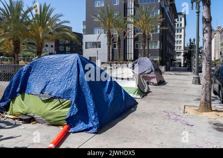 Los Angeles, Californie, États-Unis - 11 juillet 2022 : tentes pour sans-abri le long de la route dans le centre-ville de Los Angeles, Californie, États-Unis. Banque D'Images