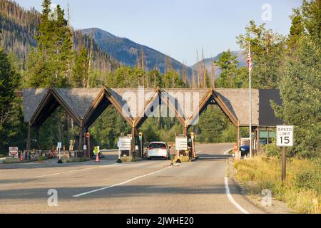 Tôt le matin touristes à l'entrée est et les stations payantes du parc national de Yellowstone dans le Wyoming, États-Unis - en 1872 Yellowstone était es Banque D'Images