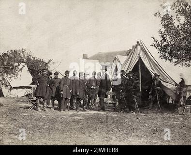 Lincoln avec des officiers après la bataille d'Antietam. Les chiffres notables (de gauche) sont 1. Col. Delos Sackett; 4. Général George W. Morell; 5. Alexander S. Webb, chef d'état-major, corps V; 6. McClellan;. 8. Dr Jonathan Letterman; 10. Lincoln, 11. Henry J. Hunt; 12. Fitz John porter; 15. Andrew A. Humphreys; 16. Capitaine George Armstrong Custer. Banque D'Images