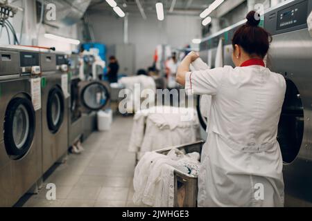 Vêtements de nettoyage à sec. Nettoyez le processus chimique des chiffons. Blanchisserie nettoyage à sec industriel. Banque D'Images