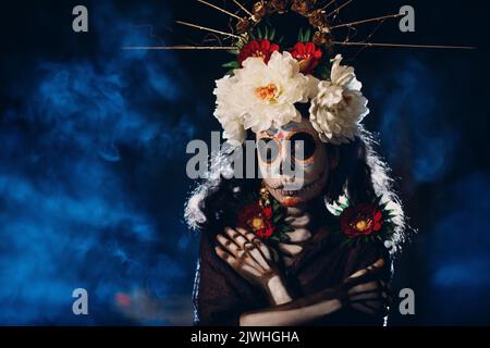 Femme avec crâne mexicain maquillage halloween sur le visage.Jour des morts alias Dia de los Muertos et halloween concept. Banque D'Images