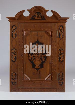 Devant une armoire intégrée. Inconnu, auteur Banque D'Images