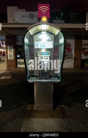 Cabine téléphonique publique Telstra à Palm court, Murwillumbah, dans le nord de la nouvelle-galles du Sud, en australie, prise la nuit Banque D'Images