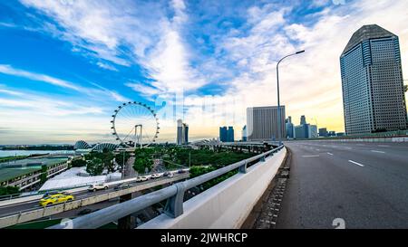 Panorama de la ville de Singapour, en voyageant le long du pont Benjamin Shears pendant le coucher du soleil. Banque D'Images