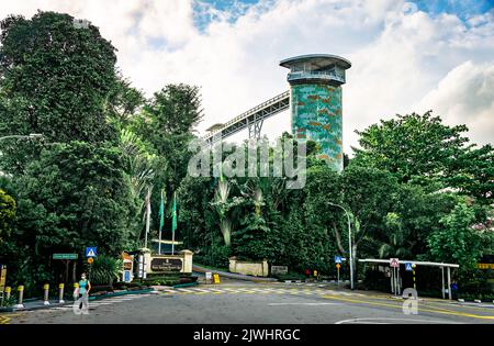 La passerelle Skywalk de fort Siloso, qui s'élève à 11 étages, offre aux clients une randonnée panoramique sur les arbres en route vers fort Siloso. Banque D'Images