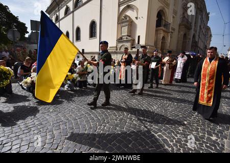 Cérémonie d'adieu pour le lieutenant principal Mykhailo Gamkalo, qui est décédé à la suite de l'invasion militaire russe de l'Ukraine. À Lviv, ils ont dit Au revoir au défenseur de l'Ukraine, le lieutenant principal Mykhailo Gamkalo. Il est mort de blessures graves dues à l'artillerie et au mortier tirés par les forces d'occupation russes. Avant l'invasion militaire de l'Ukraine par la Russie sur 24 février, il a travaillé dans les départements du tourisme de la LNU nommés d'après Franko et à Dublyany (LNAU) - professeur associé, candidat aux sciences géographiques, était également un membre actif du chœur 'Prométhées'. Le héros avait une femme Banque D'Images