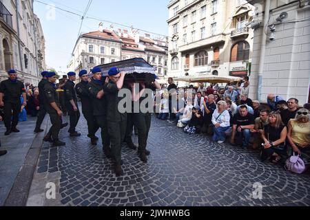 Cérémonie d'adieu pour le lieutenant principal Mykhailo Gamkalo, qui est décédé à la suite de l'invasion militaire russe de l'Ukraine. À Lviv, ils ont dit Au revoir au défenseur de l'Ukraine, le lieutenant principal Mykhailo Gamkalo. Il est mort de blessures graves dues à l'artillerie et au mortier tirés par les forces d'occupation russes. Avant l'invasion militaire de l'Ukraine par la Russie sur 24 février, il a travaillé dans les départements du tourisme de la LNU nommés d'après Franko et à Dublyany (LNAU) - professeur associé, candidat aux sciences géographiques, était également un membre actif du chœur 'Prométhées'. Le héros avait une femme Banque D'Images