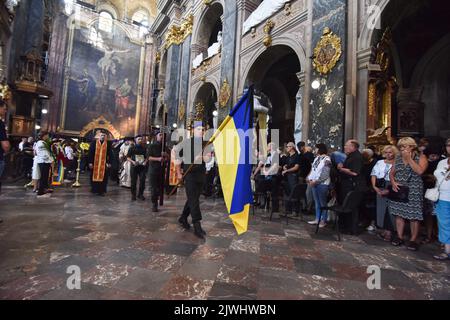 Cérémonie d'adieu pour le lieutenant principal Mykhailo Gamkalo, qui est décédé à la suite de l'invasion militaire russe de l'Ukraine. À Lviv, ils ont dit Au revoir au défenseur de l'Ukraine, le lieutenant principal Mykhailo Gamkalo. Il est mort de blessures graves dues à l'artillerie et au mortier tirés par les forces d'occupation russes. Avant l'invasion militaire de l'Ukraine par la Russie sur 24 février, il a travaillé dans les départements du tourisme de la LNU nommés d'après Franko et à Dublyany (LNAU) - professeur associé, candidat aux sciences géographiques, était également un membre actif du chœur 'Prométhées'. Le héros avait une femme Banque D'Images