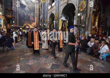 Cérémonie d'adieu pour le lieutenant principal Mykhailo Gamkalo, qui est décédé à la suite de l'invasion militaire russe de l'Ukraine. À Lviv, ils ont dit Au revoir au défenseur de l'Ukraine, le lieutenant principal Mykhailo Gamkalo. Il est mort de blessures graves dues à l'artillerie et au mortier tirés par les forces d'occupation russes. Avant l'invasion militaire de l'Ukraine par la Russie sur 24 février, il a travaillé dans les départements du tourisme de la LNU nommés d'après Franko et à Dublyany (LNAU) - professeur associé, candidat aux sciences géographiques, était également un membre actif du chœur 'Prométhées'. Le héros avait une femme Banque D'Images