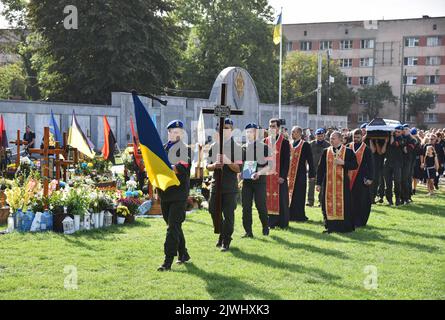 Cérémonie d'adieu pour le lieutenant principal Mykhailo Gamkalo, qui est décédé à la suite de l'invasion militaire russe de l'Ukraine. À Lviv, ils ont dit Au revoir au défenseur de l'Ukraine, le lieutenant principal Mykhailo Gamkalo. Il est mort de blessures graves dues à l'artillerie et au mortier tirés par les forces d'occupation russes. Avant l'invasion militaire de l'Ukraine par la Russie sur 24 février, il a travaillé dans les départements du tourisme de la LNU nommés d'après Franko et à Dublyany (LNAU) - professeur associé, candidat aux sciences géographiques, était également un membre actif du chœur 'Prométhées'. Le héros avait une femme Banque D'Images