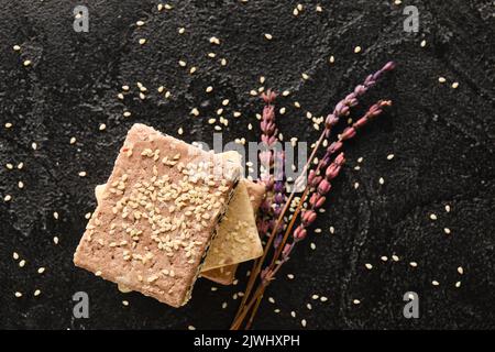 Morceaux de halva de sésame doux sur fond sombre Banque D'Images