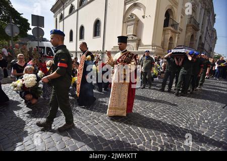 Cérémonie d'adieu pour le lieutenant principal Mykhailo Gamkalo, qui est décédé à la suite de l'invasion militaire russe de l'Ukraine. À Lviv, ils ont dit Au revoir au défenseur de l'Ukraine, le lieutenant principal Mykhailo Gamkalo. Il est mort de blessures graves dues à l'artillerie et au mortier tirés par les forces d'occupation russes. Avant l'invasion militaire de l'Ukraine par la Russie sur 24 février, il a travaillé dans les départements du tourisme de la LNU nommés d'après Franko et à Dublyany (LNAU) - professeur associé, candidat aux sciences géographiques, était également un membre actif du chœur 'Prométhées'. Le héros avait une femme Banque D'Images