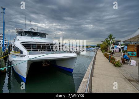 Bateaux d'excursion et ferries de l'île liés aux installations portuaires, Port Denarau Marina, Nadi, Fidji Banque D'Images