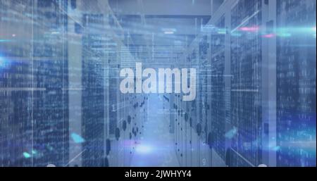 Image du traitement des données et des traces lumineuses par rapport à une salle de serveurs informatiques vide Banque D'Images