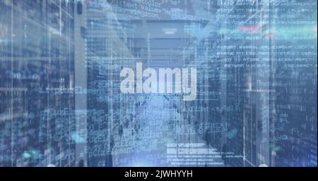 Image du traitement des données et des traces lumineuses par rapport à une salle de serveurs informatiques vide Banque D'Images