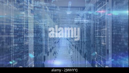 Image du traitement des données et des traces lumineuses par rapport à une salle de serveurs informatiques vide Banque D'Images