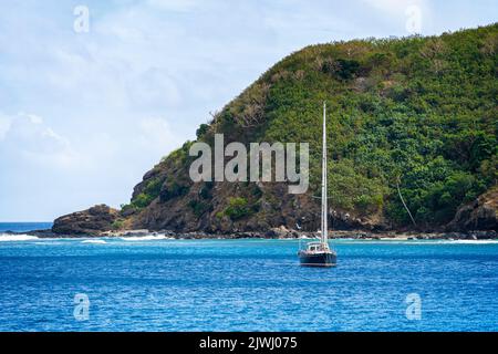 Yacht ancré de l'île tropicale, îles Yasawa, Fidji Banque D'Images