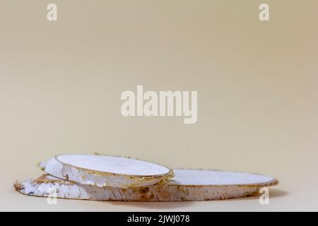 Podium en bois de bouleau pour cosmétiques ou parfums sur fond clair Banque D'Images