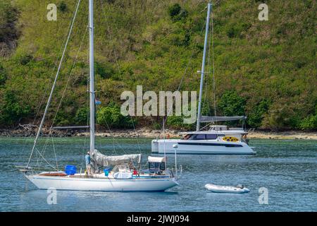 Yacht ancré de l'île tropicale, îles Yasawa, Fidji Banque D'Images