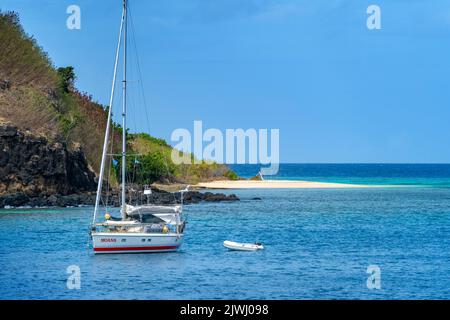 Yacht ancré de l'île tropicale, îles Yasawa, Fidji Banque D'Images