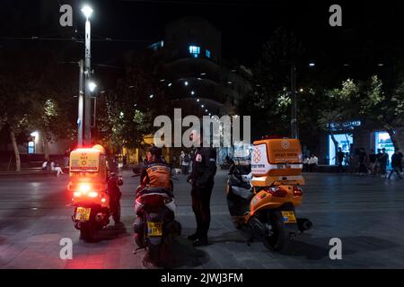 Des cavaliers médiques avec des « Ambucycles » de la Hatzala unie d'Israël et du service médical d'urgence national d'Israël de 'megen David Adom', attendent un appel d'urgence sur la place Sion, à Jérusalem-Ouest d'Israël. Les ambulanciers paramédicaux utilisent des “ambucycles” qui sont des motocyclettes reconfigurées pour avoir du matériel médical afin qu'ils atteignent rapidement le lieu d'un accident ou le domicile d'un patient. Banque D'Images