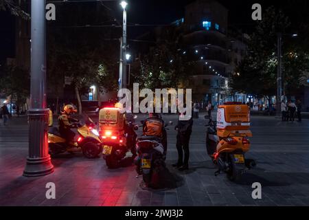 Des cavaliers médiques avec des « Ambucycles » de la Hatzala unie d'Israël et du service médical d'urgence national d'Israël de 'megen David Adom', attendent un appel d'urgence sur la place Sion, à Jérusalem-Ouest d'Israël. Les ambulanciers paramédicaux utilisent des “ambucycles” qui sont des motocyclettes reconfigurées pour avoir du matériel médical afin qu'ils atteignent rapidement le lieu d'un accident ou le domicile d'un patient. Banque D'Images