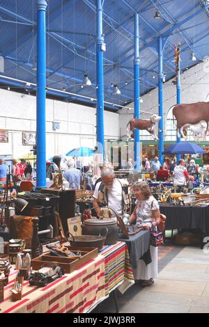 Marché aux puces d'Abergavenny, Market Hall, Abergavenny, Monbucshire, pays de Galles Banque D'Images