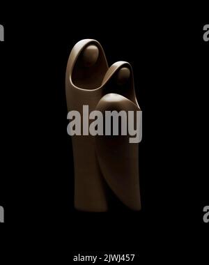 Une sculpture en bois stylisée abstraite représentant une scène chrétienne de la nativité de noël avec Marie, joseph et bébé jésus - rendu 3D Banque D'Images