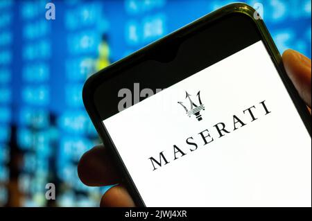 Dans cette illustration, le logo du constructeur automobile italien Maserati s'affiche sur l'écran d'un smartphone. Banque D'Images