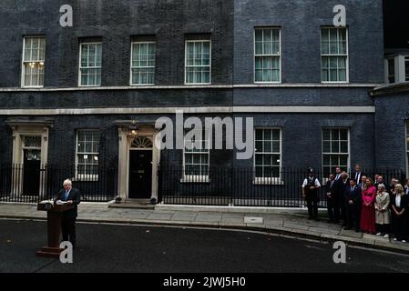 Le Premier ministre sortant Boris Johnson prononce un discours à l’extérieur du 10 Downing Street, Londres, avant de partir pour Balmoral pour un public avec la reine Elizabeth II pour démissionner officiellement du poste de Premier ministre. Date de la photo: Mardi 6 septembre 2022. Banque D'Images