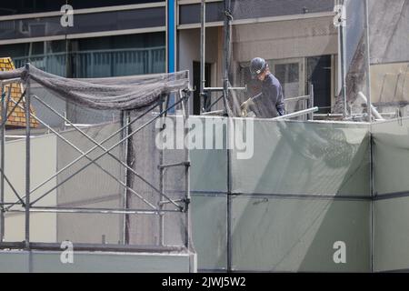 Les travaux de démolition se poursuivent à la tour de capsule de Nakagin, une structure emblématique conçue par l'architecte japonais Kisho Kurokawa, à Ginza, Tokyo, Japon, sur 5 septembre 2022. Credit: AFLO/Alay Live News Banque D'Images