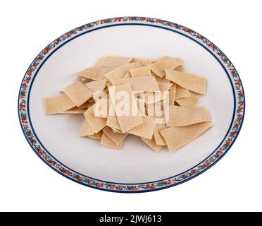 Pile de pâtes Maltagliati isolée sur fond blanc Banque D'Images