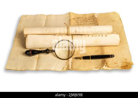 Stylo plume et loupe avec les anciennes feuilles isolées dessus arrière-plan blanc Banque D'Images